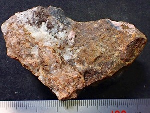 バラ輝石　ブラウン鉱　マンガンカミントン閃石