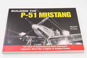 Building the P-51 Mustang　ペーパーバック　洋書　飛行機