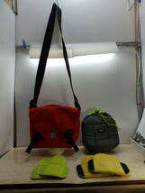 crumpler ショルダーバッグ 赤色23cmX13cmXH25cm ポーチ グレー20cmX7cmX18cm 中仕切り4枚 中古！_画像2