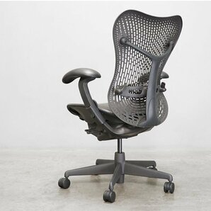 581 極美品 HermanMiller(ハーマンミラー) Mirra Chair(ミラチェア) グラファイト グラファイトダーク 13.2万の画像3