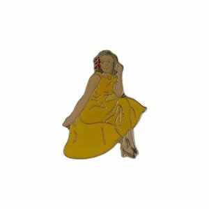 黄色いワンピースを着た女性 ビンテージ ピンズ ピンバッチ ピンバッジ 留め具付き