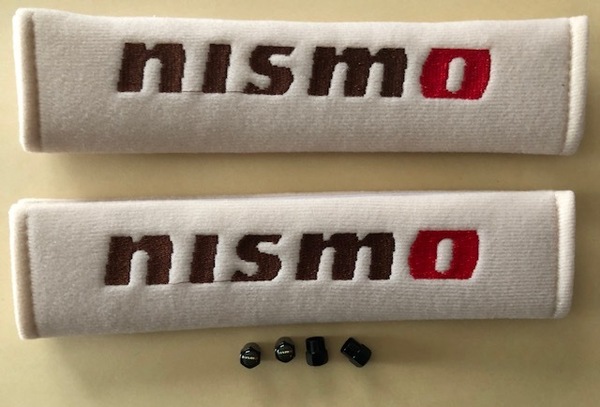 セット割引・送料無料！目立つアイボリー色！　NISMO　ニスモロゴシートベルトパッド＆タイヤバルブキャップセット　オーラ　ノート　R35