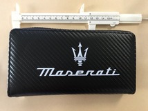 送料無料　かなり目立つ！マセラティ　MASERATIロゴ　 カーボン柄布　大き目財布　ギブリ　レヴァンテ　クワトロポルテ　グランツーリズモ_画像1