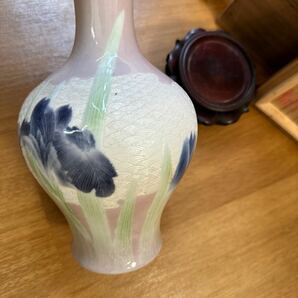 真葛香山 宮川香山 花瓶 花入 花器 色染付 菖蒲画 共箱 台付（高さ19cm）の画像6