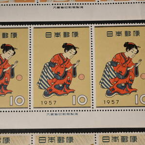 未使用 切手趣味週間 1955年～1958 年 記念切手 まとめて 4種 ビードロを吹く娘 写楽 海老蔵 まりつき 雨中湯帰り 大蔵省印刷局製造 浮世絵の画像5