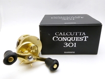 A24-705　SHIMANO シマノ　CALCUTTA CONQUEST カルカッタ コンクエスト 301　ベイトリール　左巻き　LEFT　箱つき　釣具　フィッシング_画像1