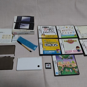 Nintendo DSi 本体＋オマケソフト8個の画像1