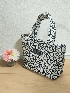 ハンドメイド　シンプルモダン【WHITE】　ファスナーポケットの仕切り付き　小さめトートバッグ