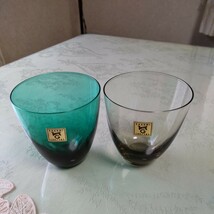 KAGAMI CRYSTAL　ペアグラス　冷酒 グラス　グリーンとコハク色　２個セット カガミ　クリスタル　高さ7.5cm 未使用_画像1