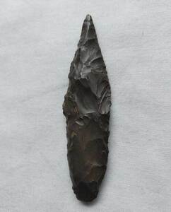 . writing .. period . Aomori prefecture . earth black color . quality . rock gloss ... black .... equipped . shape beautiful thickness . long spear .. head vessel stone spear inspection ... sphere 