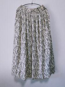 花柄のロングプリーツスカート