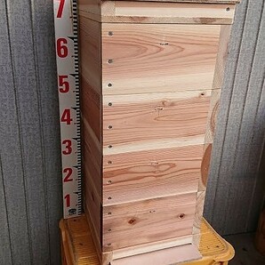 送料無料・日本蜜蜂・給餌・メントール対応すのこ式中蓋付 杉28mm角４段重箱式巣箱・網付底板・トリカルネット付き  ２８型の画像1