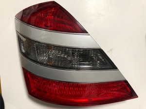 ベンツ W221 左テールランプ シルバー 2218200164 中古