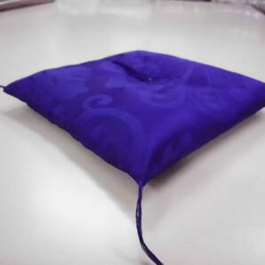 手作り 小座布団 置物用 ２０ｃｍ×２０ｃｍ 唐草 紫の画像2