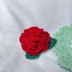 花のブローチ　バラ　レース編み　ハンドメイド　プレゼント