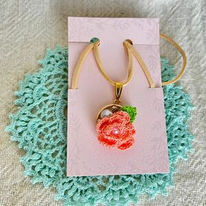 花のペンダント　ピンク　ハンドメイド　レース　手編み　母の日のプレゼント