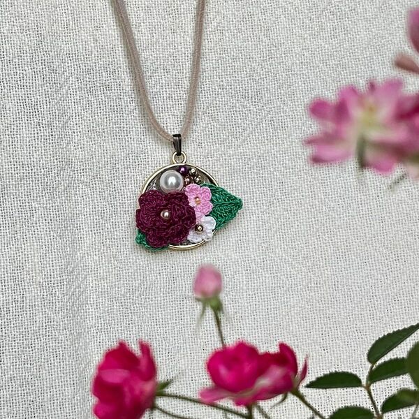 花のペンダント　濃ピンクのバラ　ハンドメイド　レース　手編み　母の日のプレゼント
