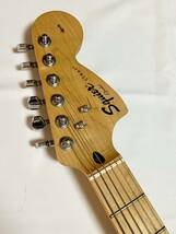 Fender Squier Hello Kitty Stratocaster ハローキティ　ストラトキャスター Fender純正ストラップ付き_画像2