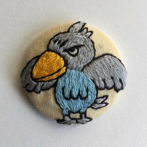 刺繍 くるみボタン ブローチ バッジ バッチ ハンドメイド ハシビロコウ 羽広げ