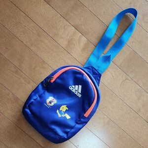 adidas ピカチュウ JFAコラボ ワンショルダー バッグ キッズ アディダス ボディバッグ