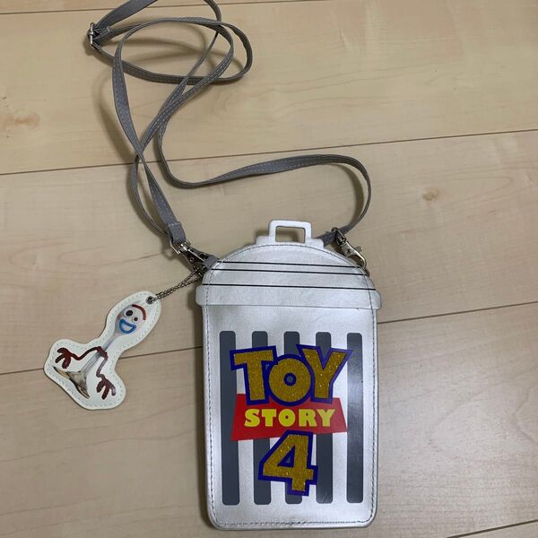 可愛い!便利!ディズニーストア品 スマホポーチ トイストーリー4 ポケット2つ チャーム付き