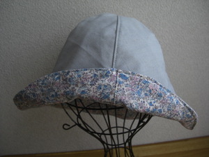 * hand made tulip cap reversible remake gray & white . pink light blue floral print 