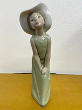 s 美品 Lladro リヤドロ 鏡の前で（若草色）05009 磁器人形 置物 飾物 フィギュリン_画像2