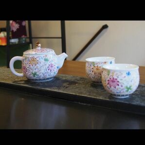 中国茶器　琺瑯彩　茶壺１点と茶杯２点セット（全３点）　薄ピンク