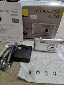 ★良品 Nikon COOLPIX A300 ニコン デジタルカメラ 2005万画素 光学8倍 Wi-Fi シルバー ガイド 電源ケーブルと元箱★103