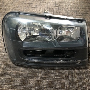  Chevrolet Trail Blazer - head light right side repair . stock and so on 