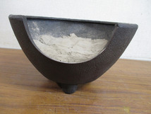 【Y14/M】当時物 レトロ 鉄製 火鉢 五徳 灰入 茶道具 約4.5kg_画像3
