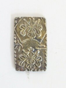 ○明治 二分金 重量 3.03ｇ 古銭 19.8ｍｍ×12.1ｍｍ