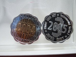 平成16年2004年、平成17年2005年 テクノプルーフコインセット出し年銘板メダル 　2枚