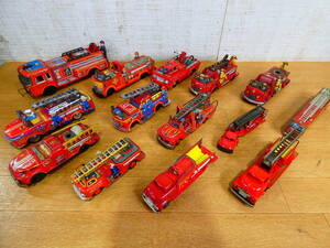 * Junk at that time thing retro toy tin plate toy fire-engine both 14 pcs. set together size various approximately 2kg details unknown damage * loss equipped @100(3)