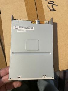 G64。TEAC FD-235HG 内蔵フロッピーディスクドライブ 新品同様。未使用.