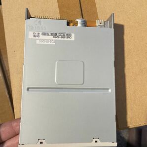 G64。TEAC FD-235HG 内蔵フロッピーディスクドライブ 新品同様。未使用.の画像1