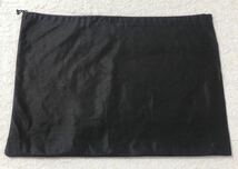 ジャンニ・ヴェルサーチ「GIANNI VERSACE」バッグ保存袋 (3714) 正規品 付属品 布袋 巾着袋 不織布製 ブラック 49×35cm バッグ用_画像2