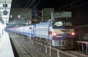 285　【３５㍉ネガ】EF66 53＋24系寝台客車　　富士・はやぶさマーク　米原駅　カラーネガ１コマ