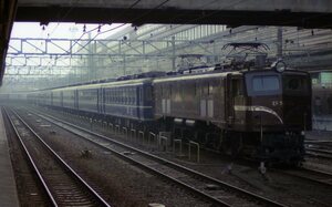 242　【３５㍉ネガ】EF58150＋12系客車　京都駅　カラーネガ１コマ