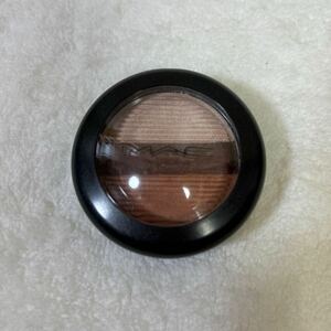 MAC Studio scalp to shade & line eyeshadow apricot Blend 