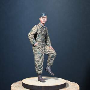 ☆ 完成品 ☆　1/35 WW2 ドイツ WSS 戦車兵(1944-45) １体　