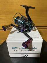 【新品同様】ダイワ★23 エメラルダス RX LT2500-XH-DH★付属品完備★使用期間回数僅か★ゴメクサスWハンドル付き★検)AIR MX STOIST_画像1