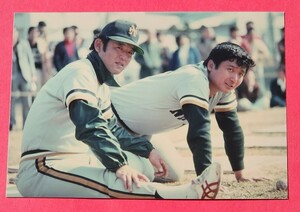 Lサイズのカラー生写真/江夏 豊投手と佐藤道郎投手　田辺市南海キャンプにて
