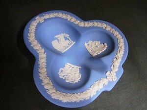 A4420 Britain Wedgwood jasper clover type ash tray 