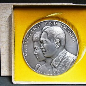 A4926 フィリピン1965年大統領就任記念大統領夫妻肖像メダル 394gの画像1