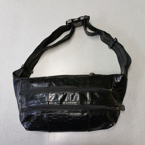 【アウトレット！】合皮　型押し　 レザー調　ウエストボディバッグ　カラー：ブラック　o-bag-bk
