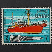 J456 カタール切手「1971年世界電気通信デー」に発行した「イギリスのケーブル修理船:HMTSアリエル」のデザイン切手　1971年発行 未使用_画像1