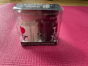 New York salt & pepper shakers 調味料入れ　２パックセット　新品