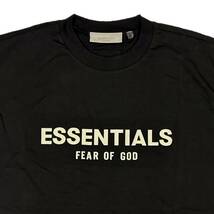 [並行輸入品] FEAR OF GOD FOG ESSETIALS エッセンシャルズ フロント カーキロゴ 半袖 Tシャツ (ブラック) (L)_画像3