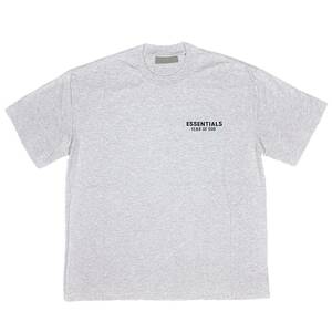 [並行輸入品] FEAR OF GOD FOG ESSETIALS エッセンシャルズ フロントロゴ 半袖 Tシャツ (ライトグレー) (M)